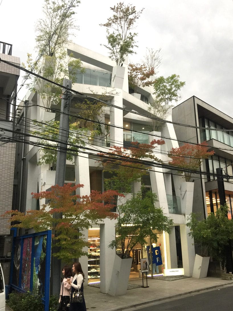 nowoczesny budynek przy jednej z ulic w Japonii