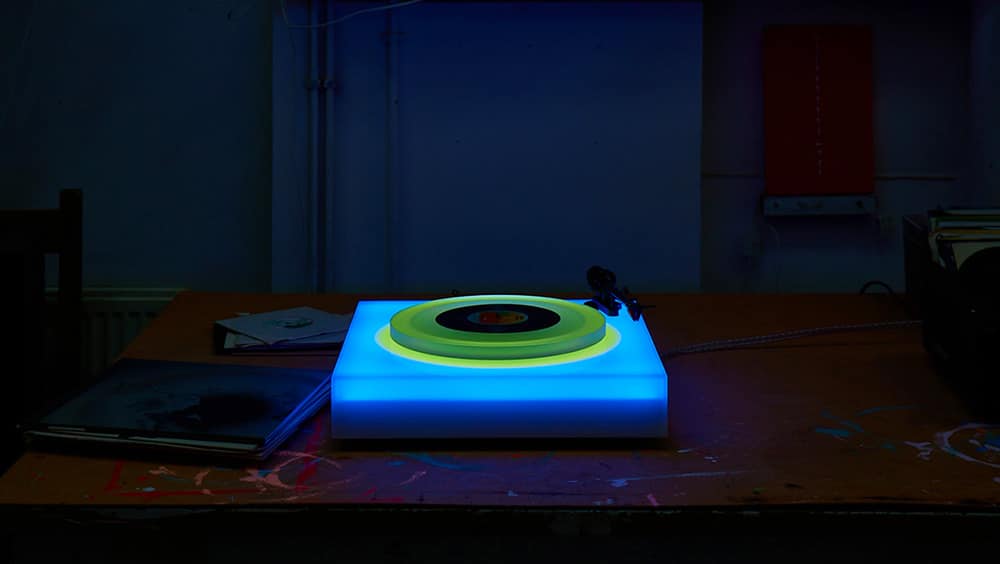 Wszystkie odcienie muzyki: gramofon, który świeci