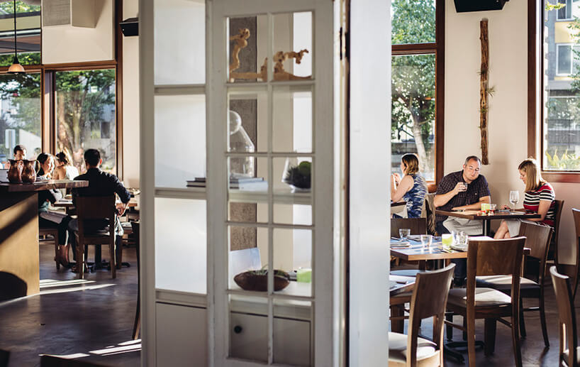 ludzie w restauracji