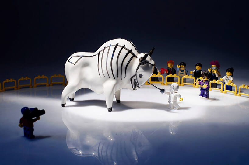 ceramiczna rzeźba Żubra w aranżacji z ludzikami Lego