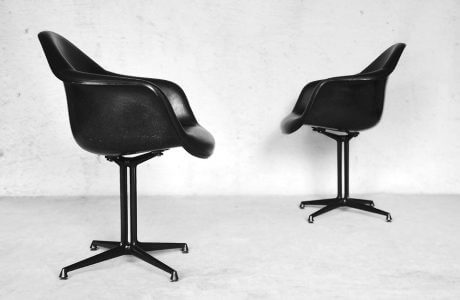 dwa czarne fotele w stylu biurowym