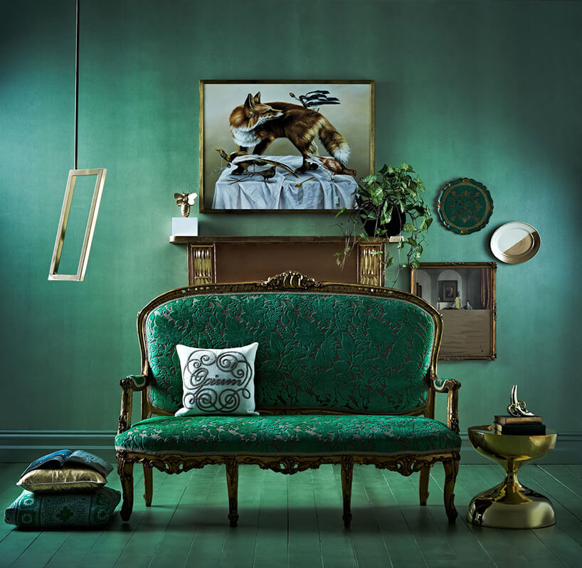 zielna klasyczna sofa w zielonym wnętrzu