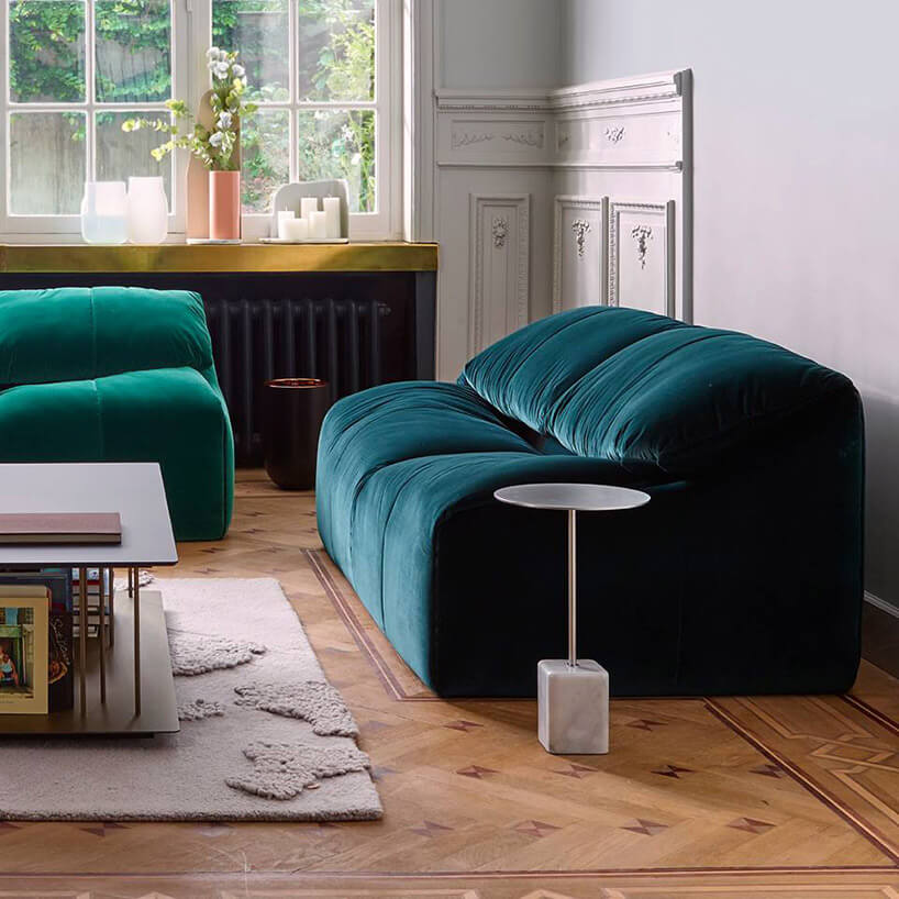 napompowana zielona sofa