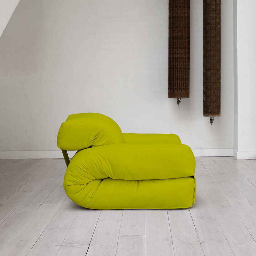 zielony materac złożony na fotel