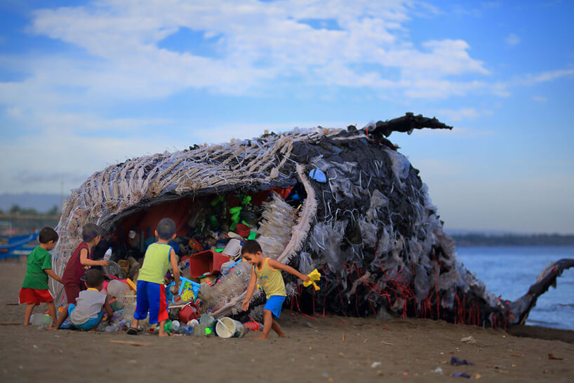 wielki wieloryb z materiału pełen plastikowych śmieci