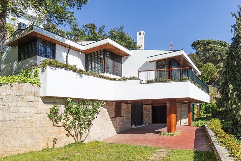 wyjątkowy showroom covet valley zdjęcie nowoczesnego domu z tarasem na palach