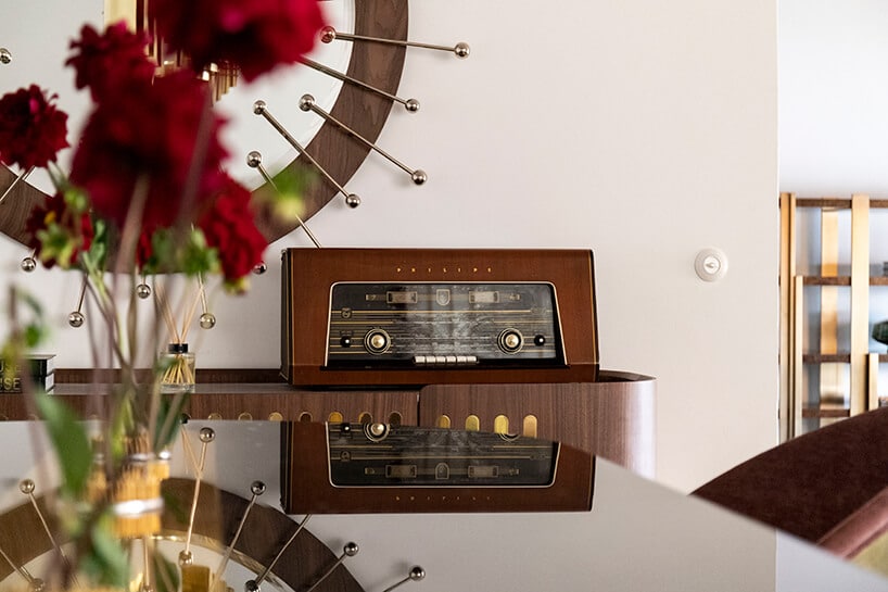 wnętrze wyjątkowego showroom covet valley eleganckie radio w stylu retro w brązowej komodzie