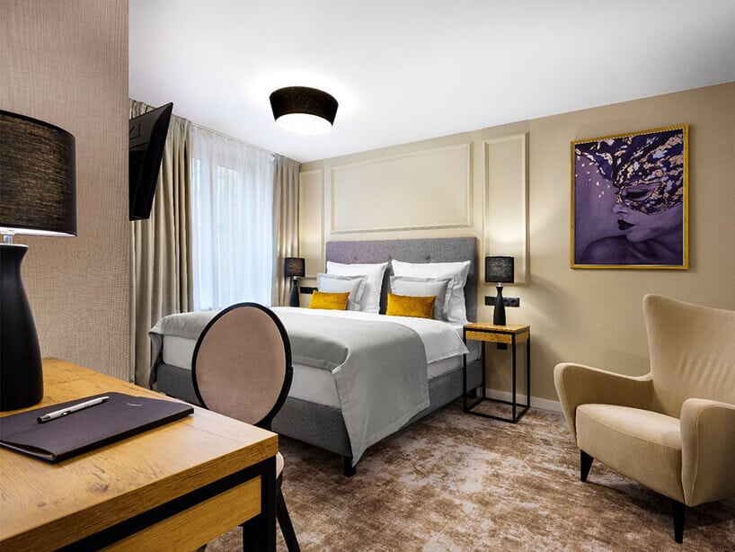 Wawel Queen pokój hotelowy łóżkiem, i fioletowym obrazem na ścianie