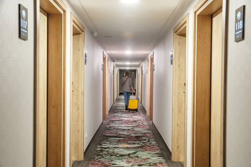 ibis Styles Santorini hotelowy korytarz z drzwiami do pokoi
