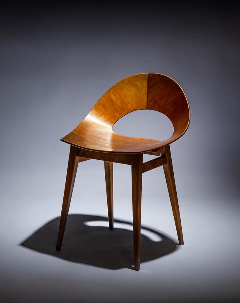 klasyczne drewniane krzesło z zaokrąglonym oparciem na szarym tle