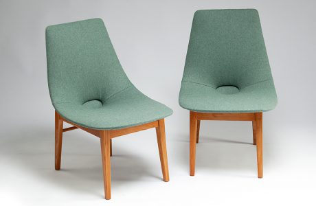 dwa zielone klasyczne krzesła na drewnianych nogach