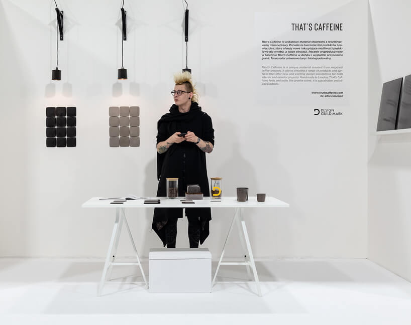 projektant Atticus Durnell na swoim stoisku podczas IDEAS na Warsaw Home 2019