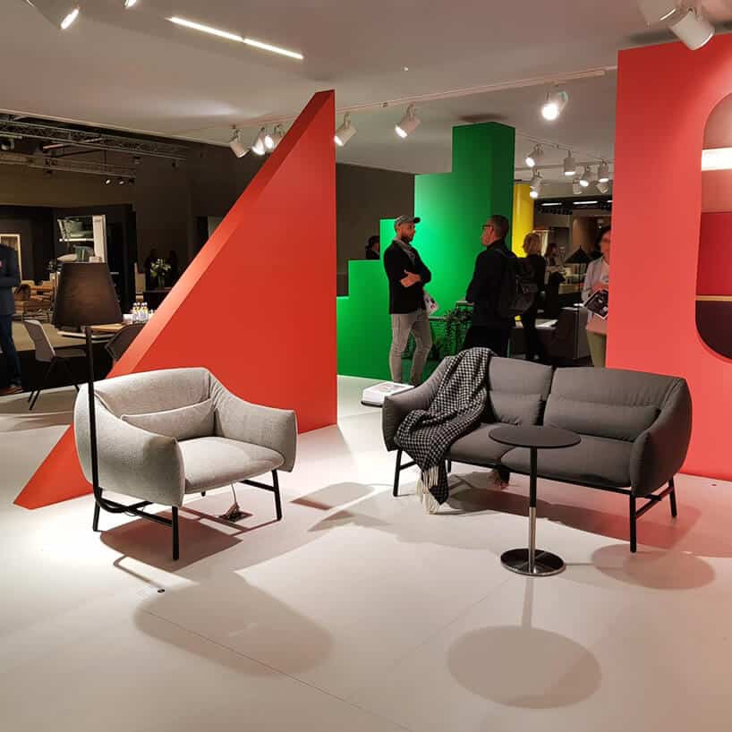 brązowa sofa i beżowy fotel na stoisku stoisku NOTI/BALMA podczas wystawy IDEAS na Warsaw Home 2019