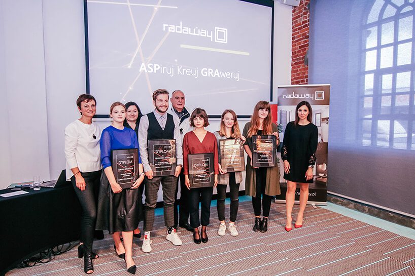 Nagrodzeni studenci wraz z jury i przedstawicielami firmy w ramach konkursu Radaway