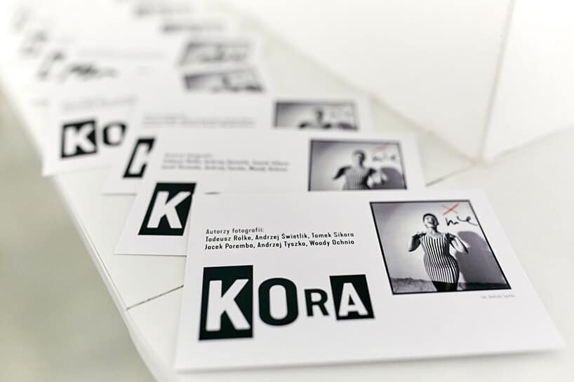 zdjęcia rozłożonych broszur o wystawie „Kora”