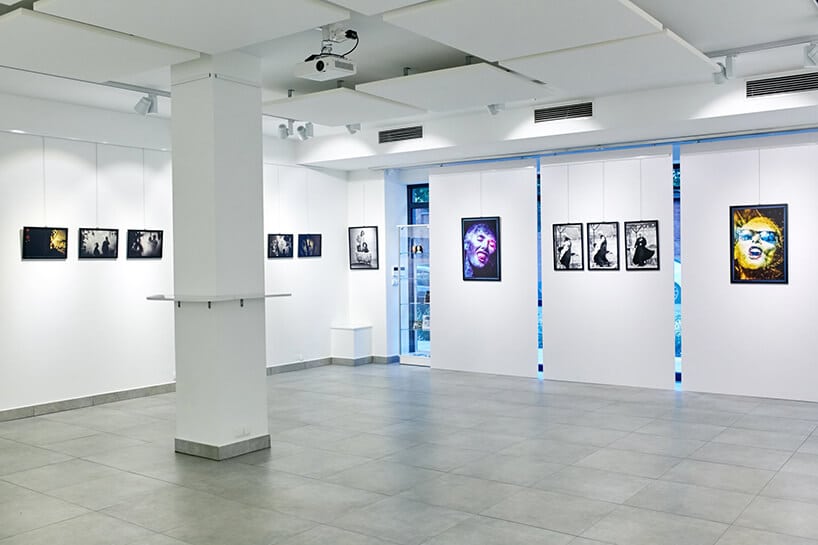 biała przestrzeń w Ney Gallery podczas wystawy zdjęć „Kora”