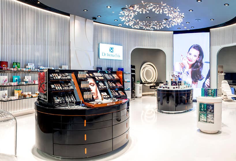 jasny salon z kosmetykami