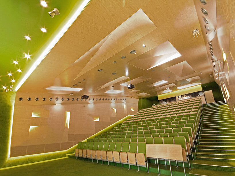 zielona nowoczesna aula dla studentów