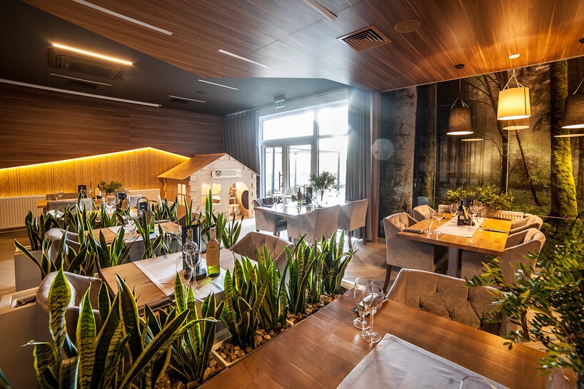 przestrzeń restauracyjna w drewnie w Bacówka Radawa & SPA