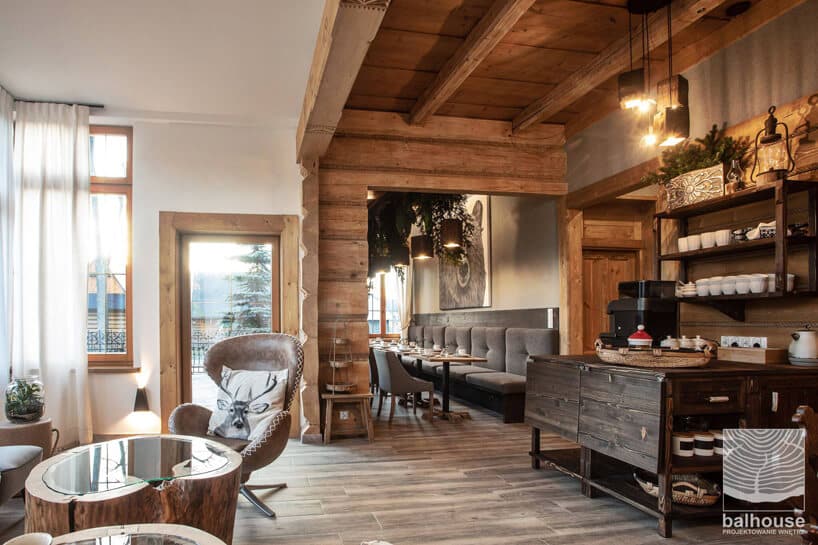 cześć restauracyjna cała w drewnie w Niedźwiedzia Residence