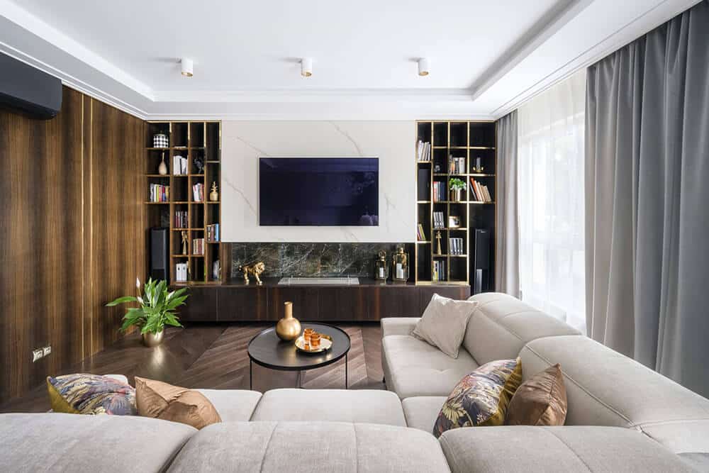 Złoto i kolory ziemi w luksusowym apartamencie