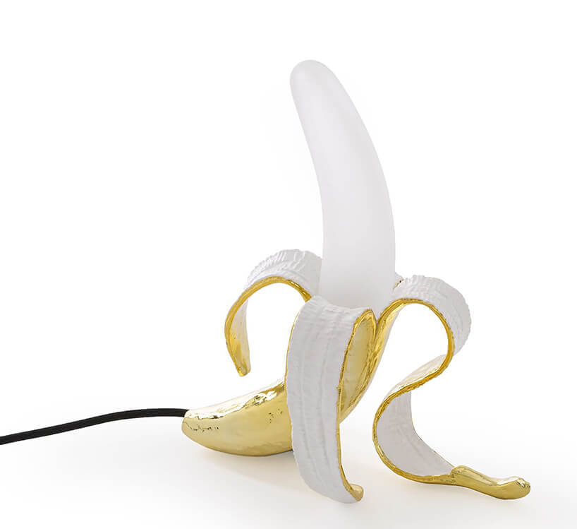 lampa w kształcie obranego do płowy banana ze złotą skórką