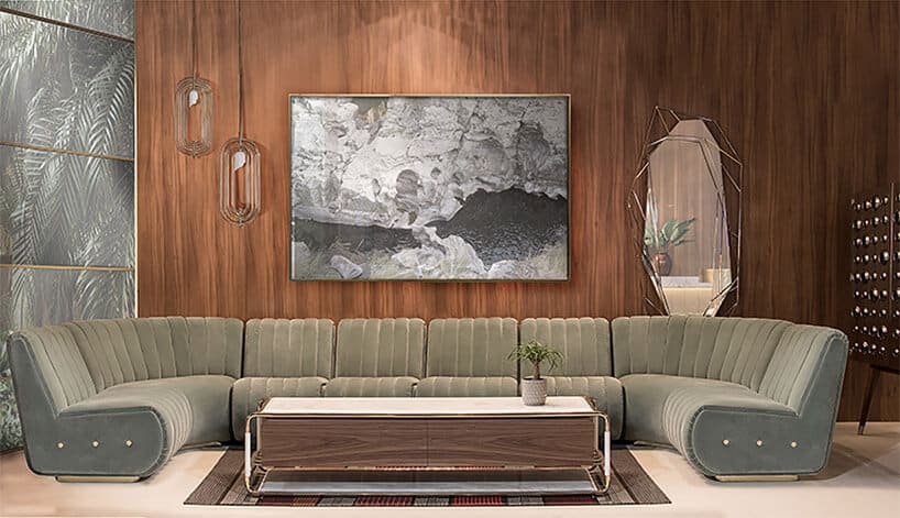 duża modułowa sofa na tle ścian z ciemnego drewna