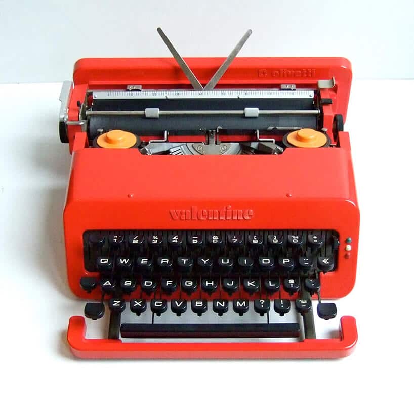 maszyna do pisania z czarną klawiaturą i czerwoną obudową