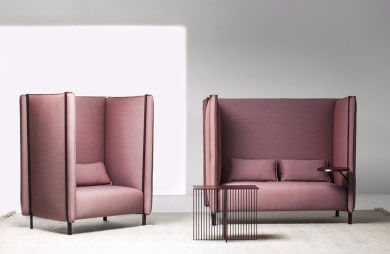 dwa różowe wysokie fotele