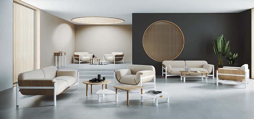 elegancka beżowa sofa i fotel na białych nogach z białymi brązowymi stolikami