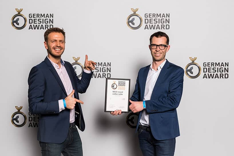 dwóch mężczyzn w marynarkach z nagrodą German Design Award 2020