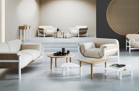 elegancka beżowa sofa i fotel na białych nogach z białymi brązowymi stolikami