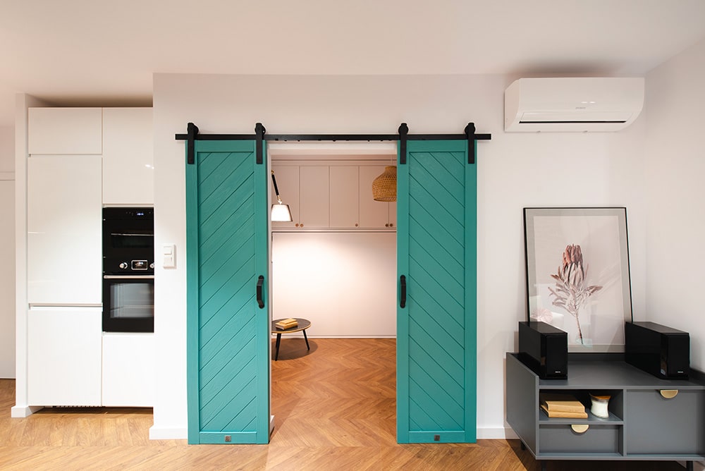 Za zielonymi drzwiami – mieszkanie w kolorze. Oto zwycięski projekt w konkursie RENO drzwi