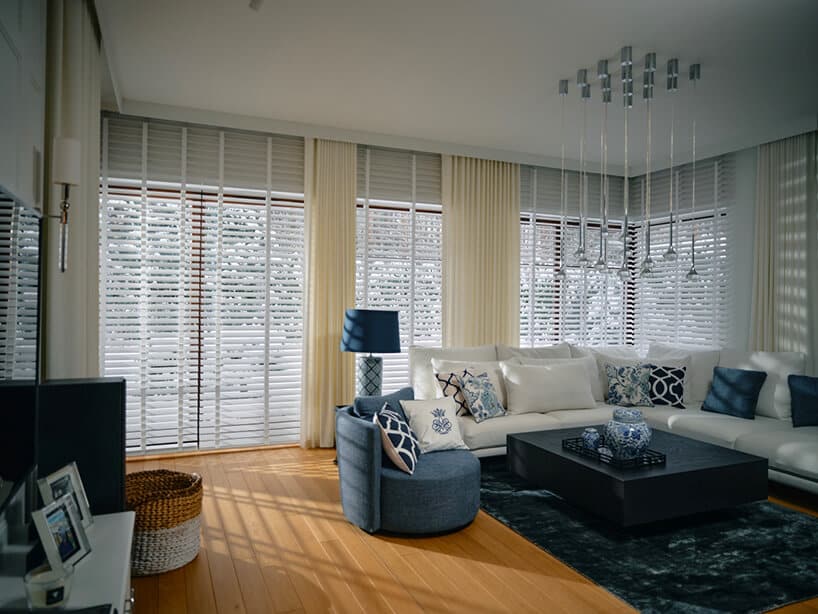 Żaluzje drewniane białe – dekoracja okien