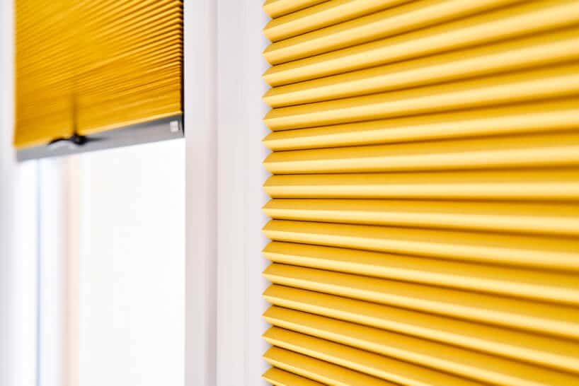 nowoczesne plisowane żółte żaluzje okienne od ANWIS z bliska