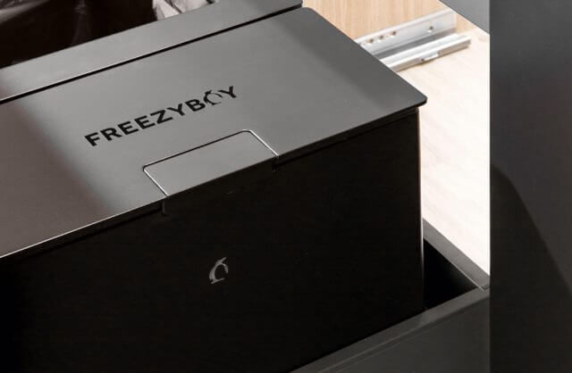 czarny pojemnik w wysuwanej szafce z napisem Freezyboy