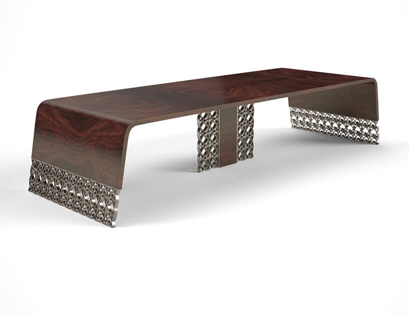 wyjątkowy drewniany stół z metalowymi wykończeniami