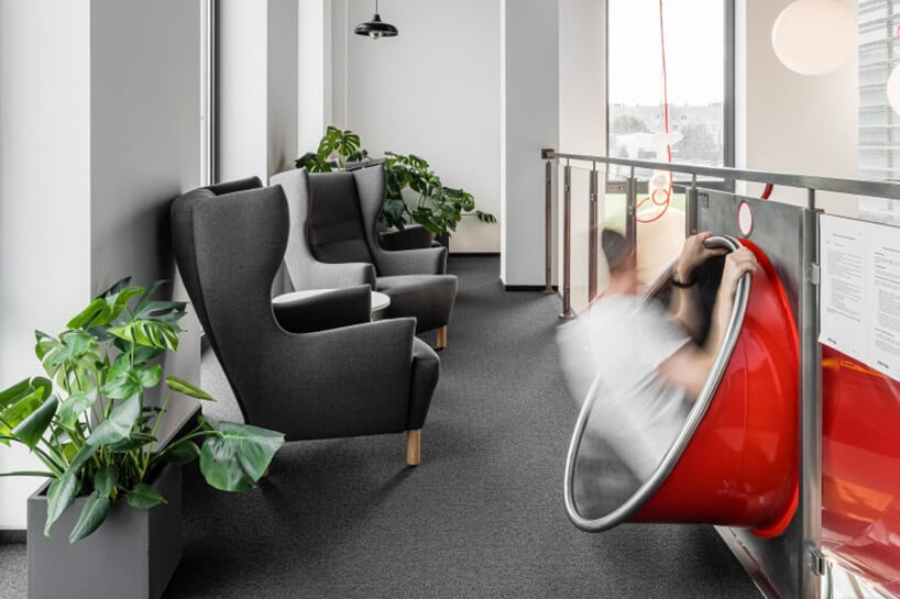 Zjeżdżalnia w biurze – nowy element przestrzeni biurowej