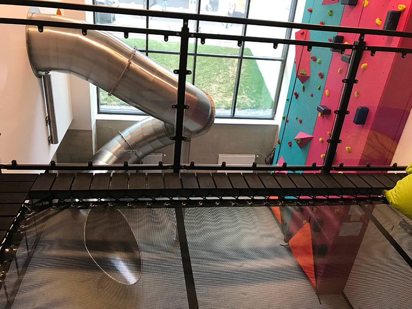 Zjeżdżalnia w biurze – nowy element przestrzeni biurowej