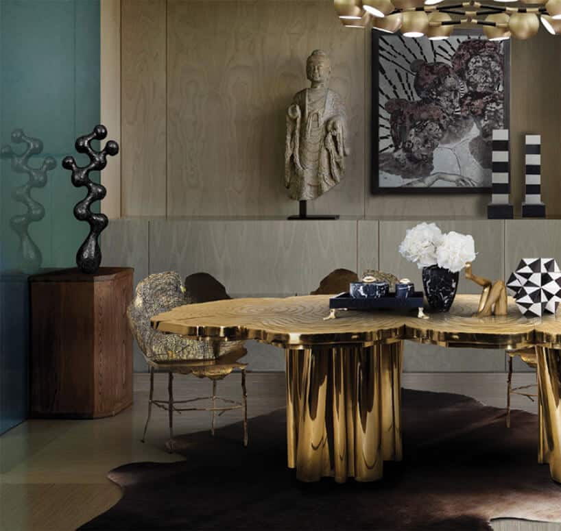 duży złoty stół o nieregularny blacie w aranżacji glamour