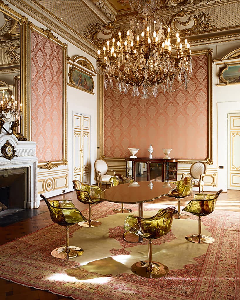 złoty stół i krzesła we wnętrzu na stylu królewski
