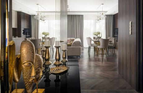 Złoto i kolory ziemi w luksusowym apartamencie