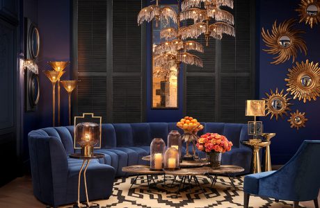 eleganckie ciemne wnętrze ze złotymi akcentami i niebieską sofą w centrum salonu