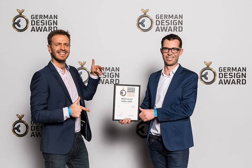 dwóch mężczyzn w marynarkach z nagrodą German Design Award 2020