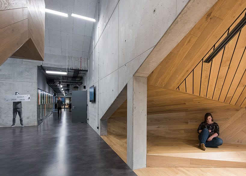 drewniano-betonowe wnętrze budynku